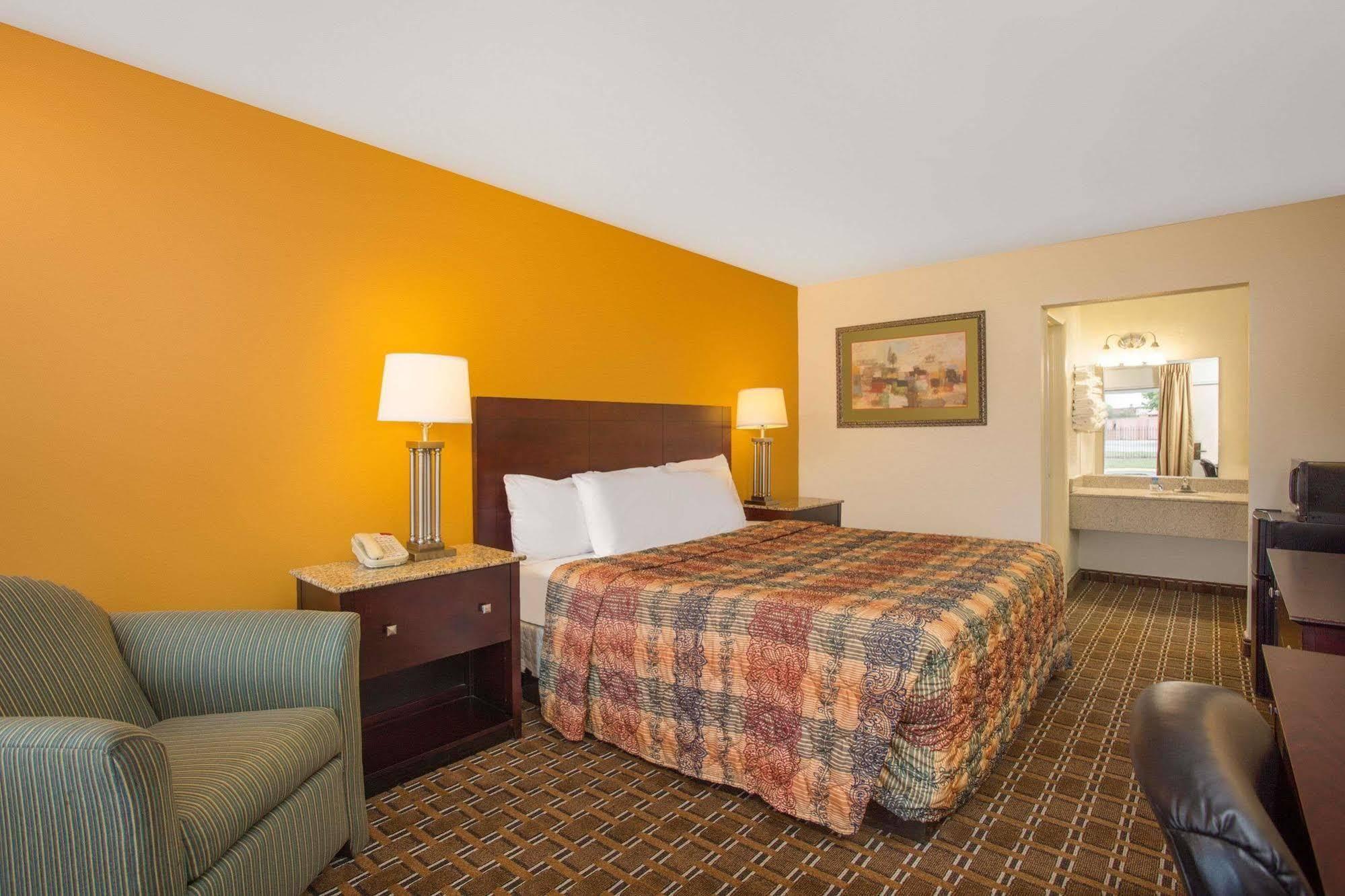 Days Inn By Wyndham Честер Экстерьер фото